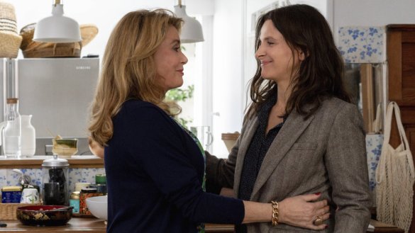 Catherine Deneuve and Juliette Binoche face each other in THE TRUTH
