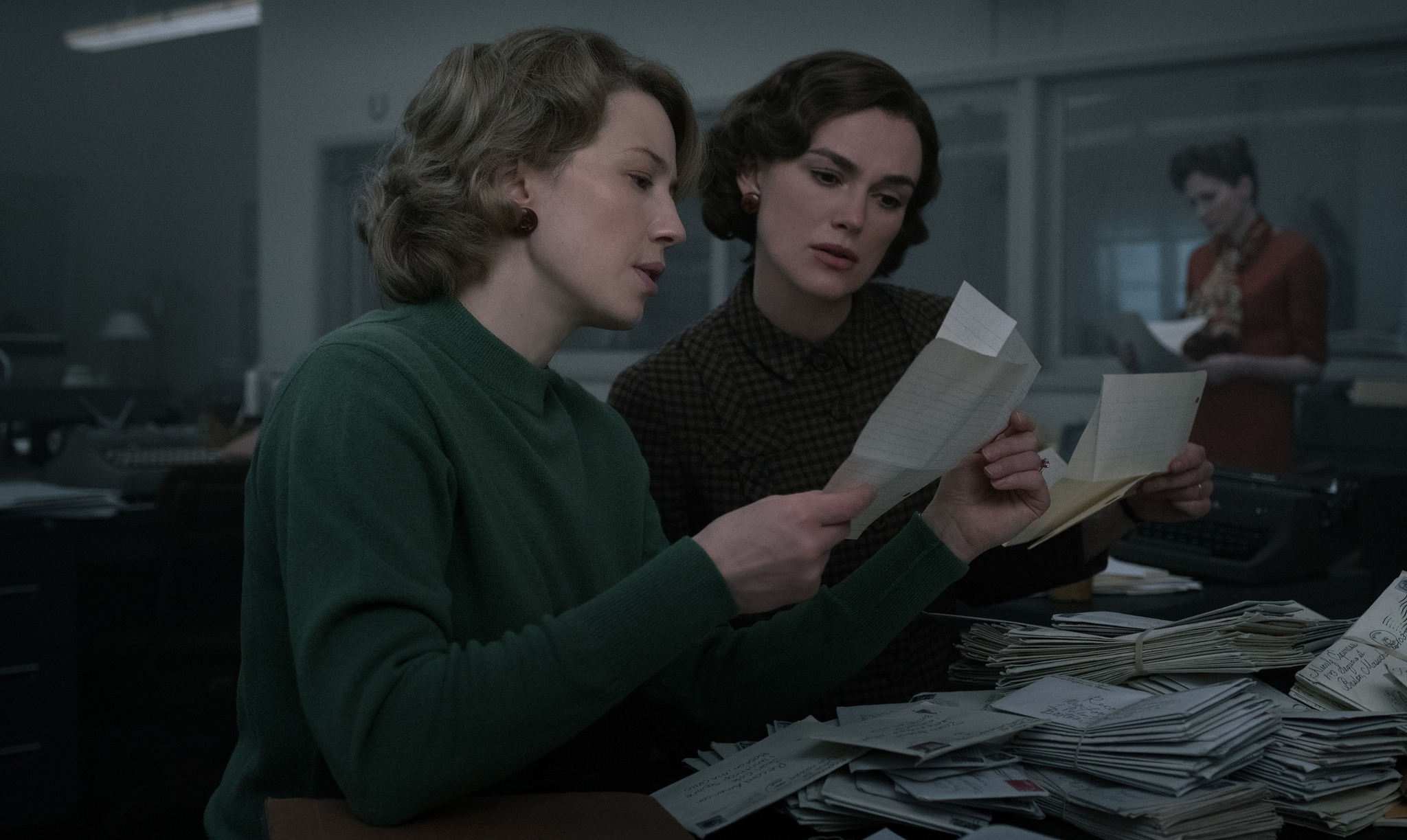 (L-R): Carrie Coon as Jean Cole and Keira Knightley as Loretta McLaughlin in 20th Century Studios' BOSTON STRANGLER, exclusively on Hulu.